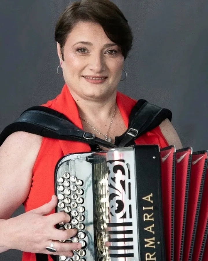 Marcia Müller sonriendo con su acordeón a botones